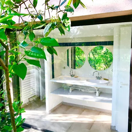 Climatisee Avec Piscine Sur Les Hauts De Villa Nîmes